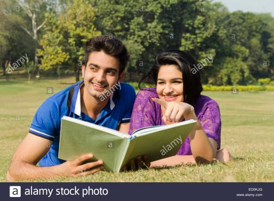 2-indian-college-couple-park-book-study-ED0KJG